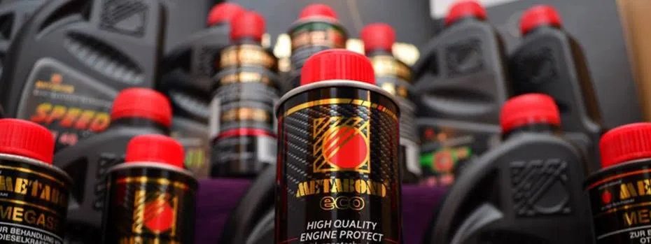 Flacoane de aditivi Metabond pe raftul atelierului