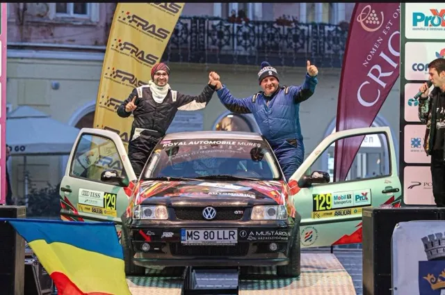 Echipajul nostru sărbătorind pe rampă, cu mașina de concurs numărul 129